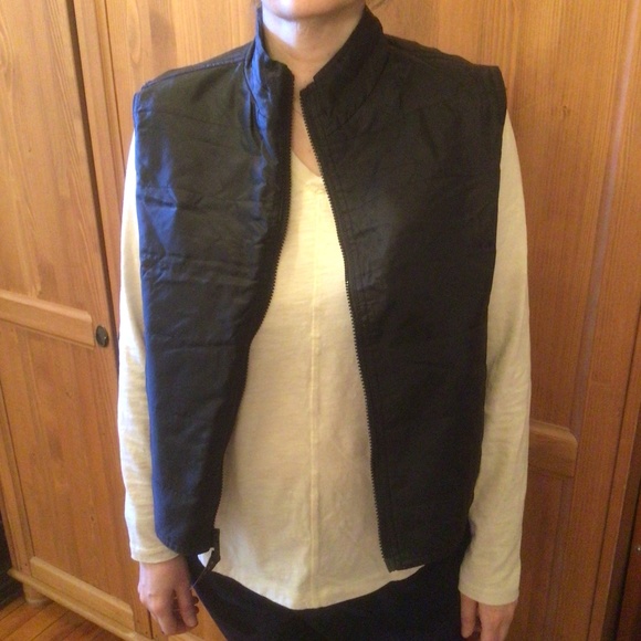 Roots women’s black vest Size Large - Picture 5 of 6